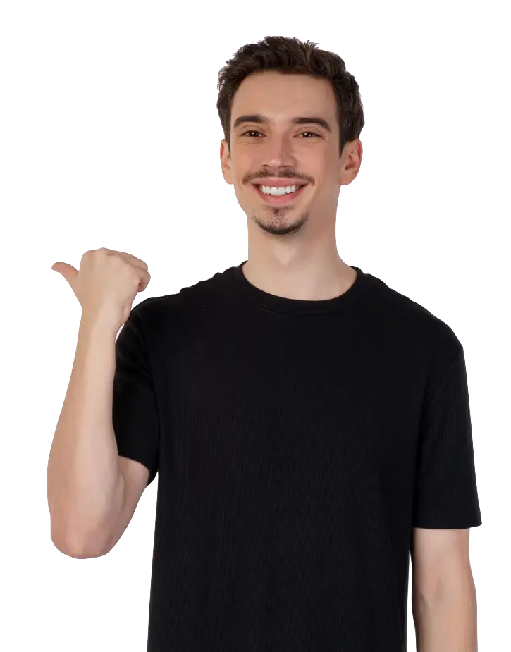 Lächelnder Mann in schwarzem T-Shirt zeigt mit dem Daumen zur Seite auf eine Liste mit den Leistungen von Design Pirates